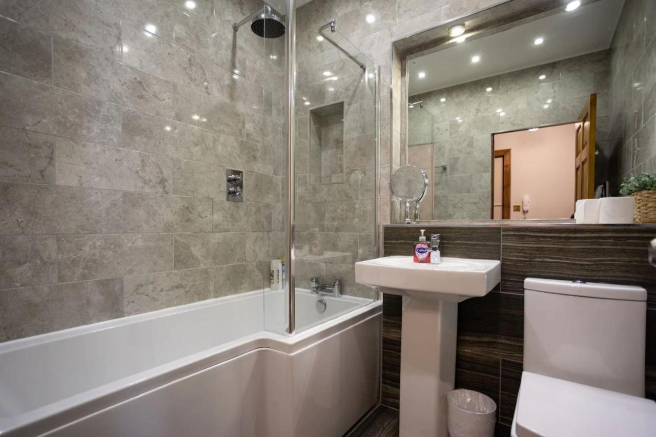 Blackfriars Residence - Beautiful Home เอดินบะระ ภายนอก รูปภาพ
